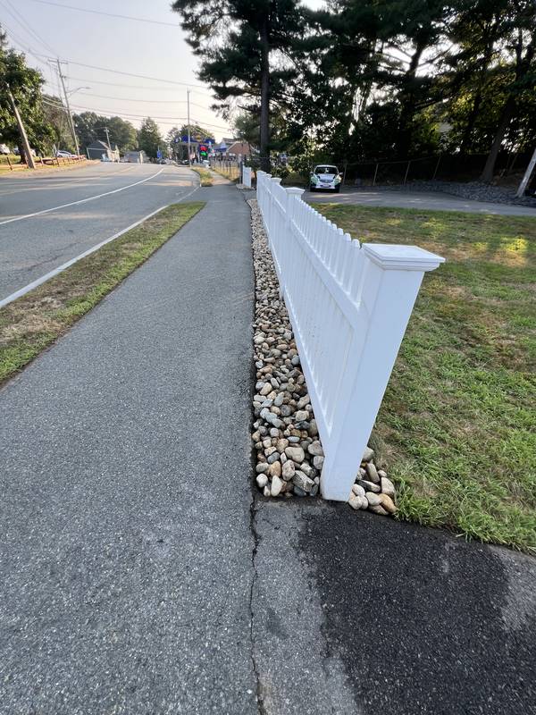 Low-maintenance river-stone strip along the street