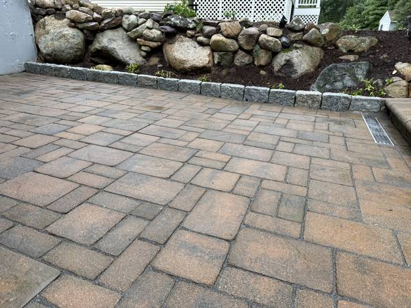 Multi-size paver pattern with granite edging